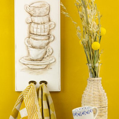 Représentation d'un porte-serviettes sur lequel sont peints des gobelets de vaisselle avec de la pâte à texturer.
